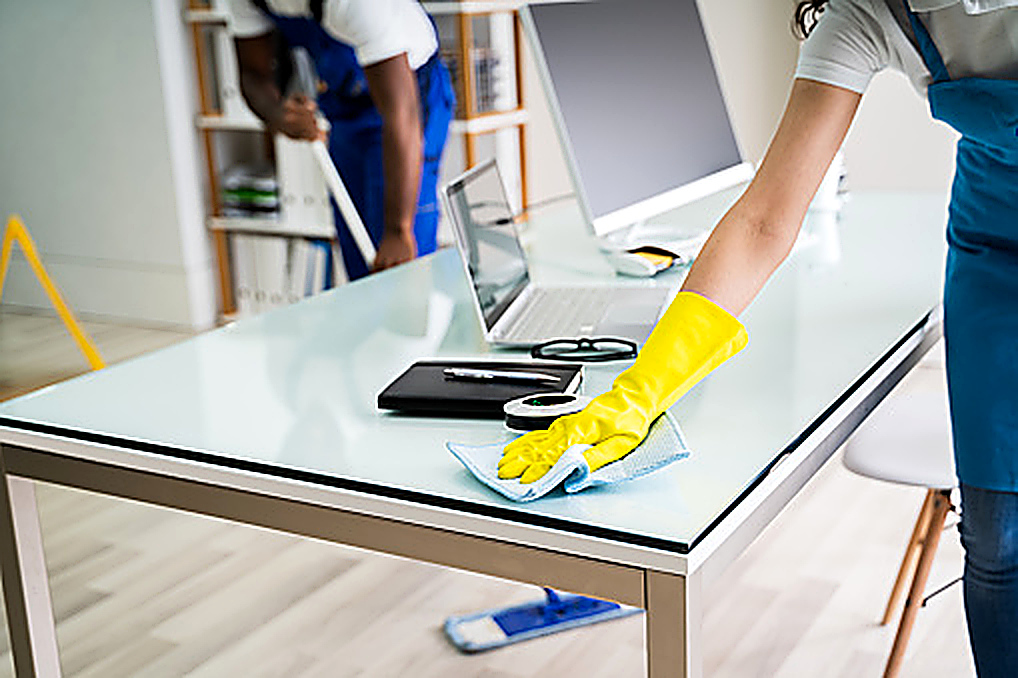 Schoonmakers reinigen een kantoorwerkplek